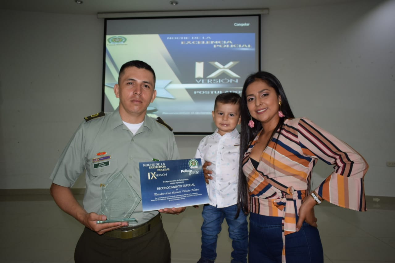 Patrullero Luis Leandro Varón y su familia.